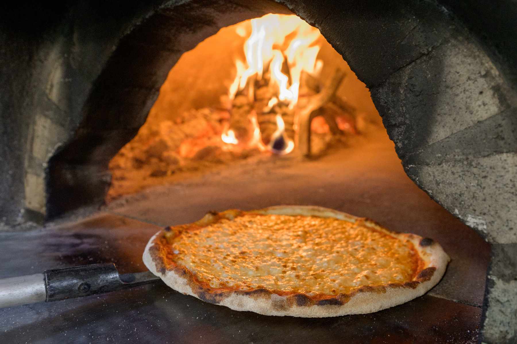 pizzeria con forno a legna