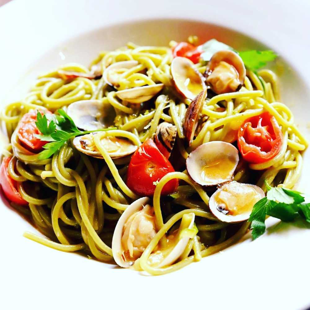 Spaghetti verdi ( spinaci ), vongole veraci, pomodorini, zucchine 'julienne' e profumo di limone.